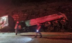Adana’da Ölümlü Kaza: Kamyon Şarampole Devrildi