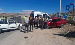 Adıyaman’da İki Otomobil Çarpıştı: Sürücüler Yaralı