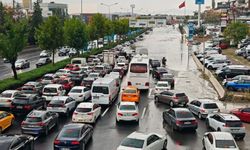 Ankara'da Sağanak Trafiği Kilitledi: Şaşmaz’da Yollar Göle Döndü