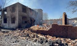 Antalya’da Çalılık Yangını: 2 Ev Tamamen Yandı