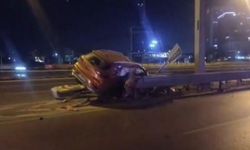 Ataşehir TEM Otoyolu’nda Otomobil Bariyere Çarptı: 1'i Ağır 3 Yaralı