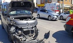 Bursa İnegöl’de Otomobil ile Ticari Araç Çarpıştı: 4 Yaralı