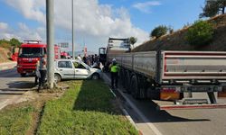 Çanakkale’de Ölümlü Kaza: Otomobil Tıra Çarpıp Refüje Çıktı