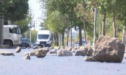 Diyarbakır’da 31 Hak Sahibi Yolu Taşlarla Ulaşıma Kapattı