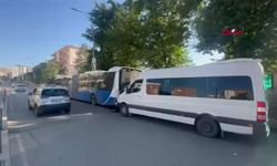Elazığ’da Minibüs Yolcu Otobüsüne Arkadan Çarptı: 8 Yaralı