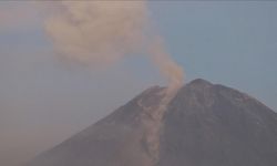 Endonezya’daki Semeru Yanardağı Alarm Verdi