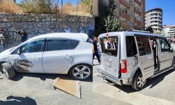Hakkari’de Zincirleme Trafik Kazası: Çekici 5 Araca Çarptı
