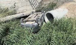 Hatay Antakya'da Pikapla Çarpışan Otomobil Kanala Devrildi: 2 Yaralı