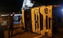 Karadeniz Sahil Yolu’nda Kontrolden Çıkan Tır Devrildi: 2 Yaralı