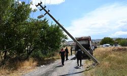 Kırıkkale’de Çöp Kamyonu Elektrik Direğine Girdi: 2 İşçi Yaralandı