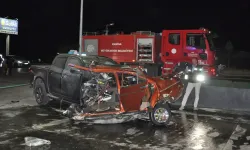 Salihli’de Kamyonetle Çarpışan Otomobil İkiye Bölündü! Ölü ve Yaralılar Var