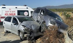 Manisa’da Araçlar Bariyere Sıkıştı: 3 Kişi Yaralandı