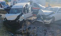 Nevşehir’de Ticari Araç ile Otomobil Çarpıştı: 14 Yaralı
