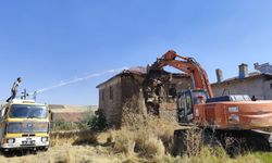 Pursaklar’da Tehlike Yaratan Metruk Binalar Yıkılıyor