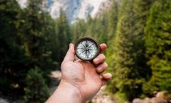 Rüyada Pusula Görmek, Pusula ile Yön Bulmak, Yanlış Yön Gösteren Pusula, Boynunda Pusula Taşımak Ne Anlama Gelir?
