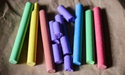 Rüyada Tebeşir Görmek, Tebeşirle Yazı Yazmak, Ellerinizin Tozla Kaplanması ve Renkli Tebeşir Görmek Ne Anlama Gelir?