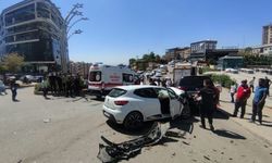 Şırnak Cumhuriyet Meydanı’nda 5 Araç Birbirine Girdi: 3 Yaralı