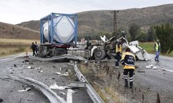 Sivas Yıldızeli’nde Tır İle Yolcu Otobüsü Çarpıştı: 3’ü Ağır 18 Yaralı