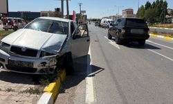 Sivas'ta Otomobil ile Ticari Araç Çarpıştı: 6 Yaralı
