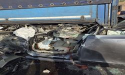 Adana Ceyhan’da Otomobil Tırın Altına Girdi: Sürücü Öldü