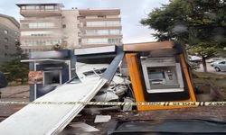 Ankara Altındağ'da Otomobil ATM'nin İçine Girdi: Sürücü Yaralı