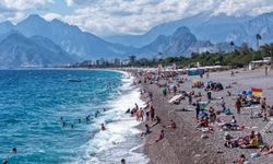 Antalya’da Güneş Yüzünü Gösterdi, Sahiller Doldu