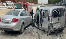 Elazığ’da Otomobil ile İki Araç Kafa Kafaya Girdi: 1 Ölü, 4 Yaralı