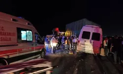 Reyhanlı’da İşçi Servisi Pamuk Yüklü Traktöre Çarptı: 3’ü Ağır 14 Yaralı