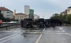İstanbul Büyükçekmece'de Tır Devrildi, Trafik Kilitlendi