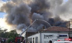 İzmir Bornova’da Depo Yangını: Dumanlar Gökyüzünü Kapladı