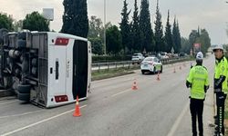 İzmir Gaziemir’de Midibüs Refüje Çarpıp Devrildi: 5 Yaralı