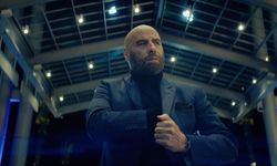 John Travolta, Katil Balinaların Arasında Hayatta Kalma Peşinde