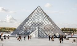 Louvre Müzesi Soygun Sonrası Kapılarını Açtı