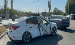 Malatya’da Zincirleme Kaza: İki Otomobil ile Tarım Aracı Çarpıştı