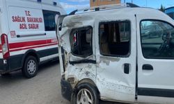 Sinop’ta İki Motosiklet Ticari Araca Çarptı: Sürücüler Yaralı