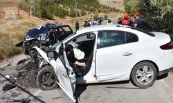Sivas'ta Ölümlü Kaza: İki Otomobil Kafa Kafaya Girdi