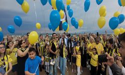 Kanseri Yenen Minik Taraftar Tamer Talha için Gökyüzü Sarı-Laciverte Boyandı