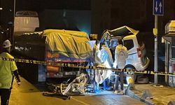 Sultanbeyli’de Polis Kovalamacası Faciayla Bitti! “Dur” İhtarına Uymayan Araç TIR’a Çarptı