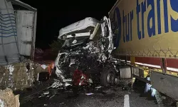 Lastiği Patlayan TIR Faciaya Yol Açtı! 2 TIR ve 3 Otomobil Birbirine Girdi