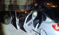 Adana Kozan’da Otomobil Kamyonun Altına Girdi: 2 Yaralı