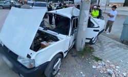 Adana’da Araç Direğe Çarptı: Sürücü ve 2 Kişi Yaralandı