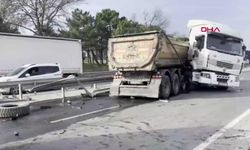 Arnavutköy'de İki Kamyon Kafa Kafaya Girdi: Sürücüler Yaralandı