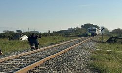 Aydın’da Hemzemin Geçitte Tren Kazası: Kamyonet Sürücüsü Yaralı