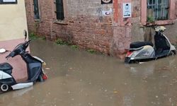 Ayvalık’ta Sağanak Hayatı Felç Etti: Sokaklar Göle Döndü