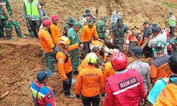 Endonezya Java Adası’nda Heyelan: 3 Ölü, 20 Kayıp