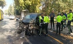 Gaziantep’te Ticari Araç Refüje ve Direğe Çarptı: Sürücü Ağır Yaralı