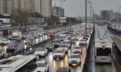 İstanbul’da Sabah Trafiği Yağmurla Tıkandı