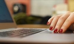 Yapay Zekâ İş Kaybında Kadınları Daha Fazla Tehdit Ediyor