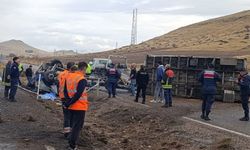 Kayseri İncesu’da Tır Refüje Devrildi: 1 Ölü, 1 Yaralı
