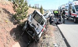 Kırıkkale'de Ticari Araç ile Otomobil Araç Çarpıştı: 8 Yaralı